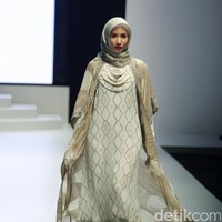 Koleksi busana dari Lia Soraya yang mengangkat tema Bersuci Lumpur Purwakarta di Indonesia Fashion Week 2017. Senayan. Jakarta. [Foto: Mohammad Abduh/Wolipop]