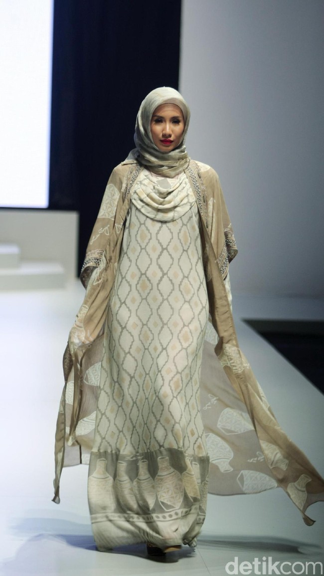 Koleksi busana dari Lia Soraya yang mengangkat tema Bersuci Lumpur Purwakarta di Indonesia Fashion Week 2017. Senayan. Jakarta. [Foto: Mohammad Abduh/Wolipop]