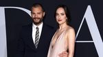 Stunning! Dakota Johnson Tampil dengan Dress Seksi