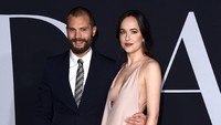 Pemeran Anastasia Stelele tampak berpose bersama lawan mainnya, Jamie Dornan. Alberto E. Rodriguez/Getty Images/detikFoto.