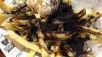 Sebagai penutup bisa coba dessert unik OMG!! Fries. Menu ini memadukan kentang goreng renyah dengan saus karamel, remahan biskuit Oreo dan es krim vanilla. Unik sekaligus enak!
