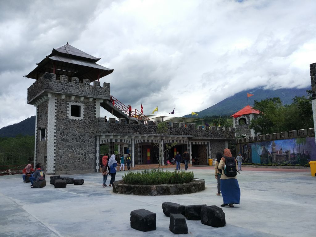 The Lost World Castle, kastel milik Ayung di lereng Merapi