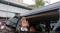 Oesman Sapta meninggalkan Pasar Senen.