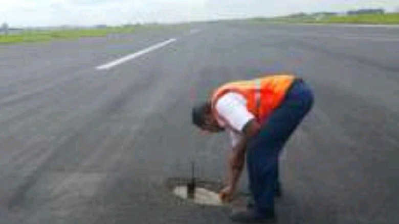 Aspal Runway Terkelupas, Bandara Juanda Sempat Ditutup Aspal Runway Terkelupas, Bandara Juanda Sempat Ditutup