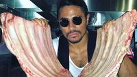 Chef Turki yang Viral Ini Berhasil Menabur Garam di Atas <i>Beefsteak</i> Leonardo DiCaprio