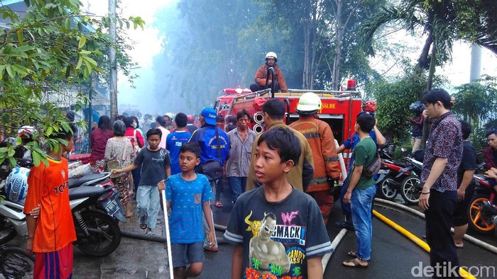 Kebakaran di Pinggir Rel Gunung Sahari Tak Ganggu KRL