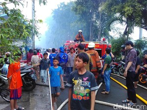 Kebakaran di Pinggir Rel Gunung Sahari Tak Ganggu KRL