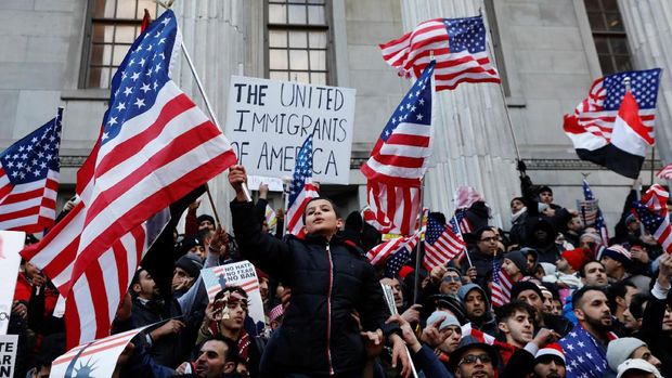 Warga Yaman di New York memprotes kebijakan imigrasi Trump