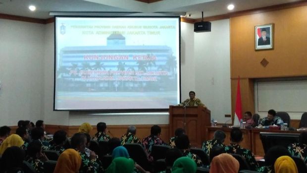 Sumarsono mengimbau agar panitia pemungutan suara membuat warga yang akan mencoblos tersenyum.