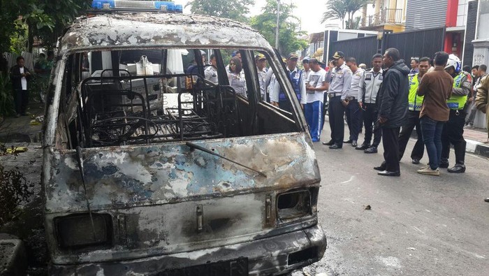 Dicari Polisi, Mamat yang Bakar Mobilnya di Paseban Menghilang