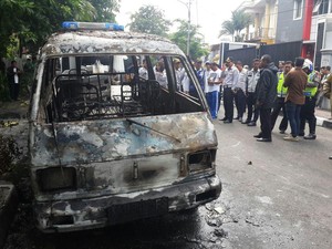 Kesal Mau Diderek, Mamat Bakar Mobil Carry Miliknya