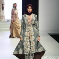 Koleksi busana dari Lia Soraya yang mengangkat tema Bersuci Lumpur Purwakarta di Indonesia Fashion Week 2017. Senayan. Jakarta. [Foto: Mohammad Abduh/Wolipop]