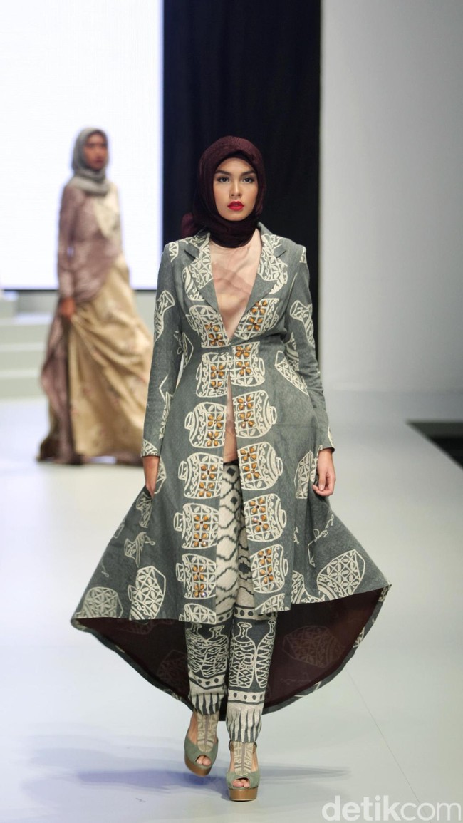 Koleksi busana dari Lia Soraya yang mengangkat tema Bersuci Lumpur Purwakarta di Indonesia Fashion Week 2017. Senayan. Jakarta. [Foto: Mohammad Abduh/Wolipop]