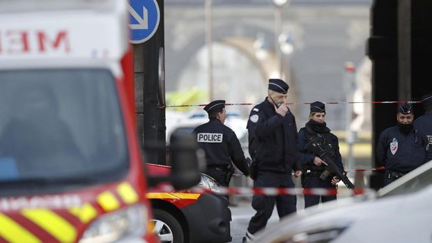 Polisi Prancis berjaga-jaga di sekitar Museum Louvre usai insiden ini 