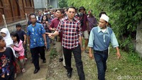 Ahok berkeliling menyapa warga.