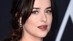 Stunning! Dakota Johnson Tampil dengan Dress Seksi