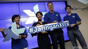 (Ki-ka) Direktur/Chief Service Management XL, Yessie D. Yosetya, Brand Ambassador XL, Tara Basro, Chief Commercial Officer XL, Allan Bonke, Chief of Prepaid Business Officer XL, David Arcelus Oses dalam acara press conference network quality campaign dan perkenalan brand ambassador XL, Tara Basro di Jakarta. Jumat(3/2) .