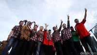 Megawati Soekarnoputri juga ikut berfoto bersama Ahok dan Djarot di panggung.