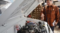 Menteri Perindustrian Airlangga Hartarto memperhatikanmesin dari prototipe mobil pedesaan seusai peluncuran Kebijakan Kemudahan Impor Tujuan Ekspor (KITE) IKM di Desa Tumang, Boyolali, 30 Januari 2017. Foto: Kemenperin