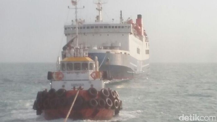 Kapal Mutiara yang Terbakar Angkut 134 Penumpang dan 50-an Truk