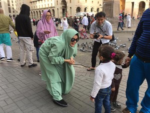 Foto: Momen Saat Dewi Sandra Menyapa & Selfie dengan Turis di Madinah