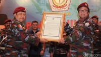 Ketua Umum Patriot Nasional menyerahkan piagam pergantina nama Patriot Nasional menjadi Patriot Indonesia kepada Dewan Pimpinan Patriot Indonesia yang juga Wakil Ketua MPR Oesman Sapta Odang.