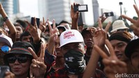 Beberapa atribut juga dikenakan oleh para pendukung.