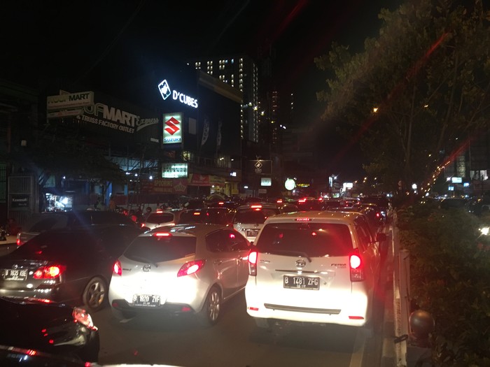 Dampak Pohon Tumbang di UI, Lalin Margonda Depok Macet Total