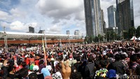 Ini penampakan kemeriahan sejumlah pendukung pasangan cagub-cawagub DKI, Jakarta Basuki Tjahaja Purnama-Djarot Saiful Hidayat di #KonserGue2, di Driving Range Senayan, Jakarta Pusat, Sabtu (4/2/2017).
