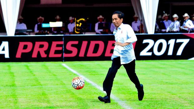 Presiden Jokowi mengatakan Indonesia sudah tertinggal dari negara lain terkait fakultas manajemen sepak bola.