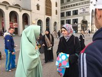 Foto: Momen Saat Dewi Sandra Menyapa & Selfie dengan Turis di Madinah