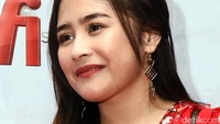 Prilly happy banget. Pool/Noel/detikHot.