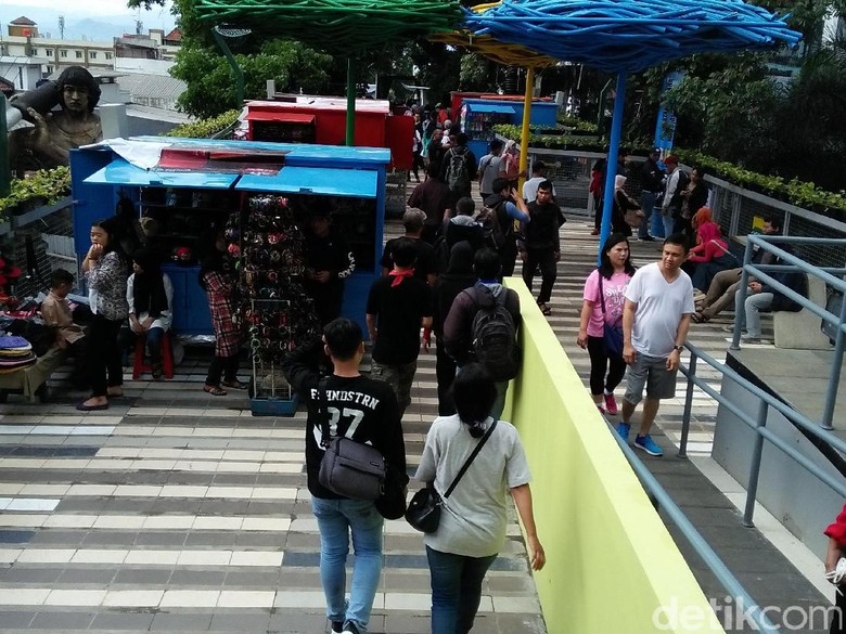 Teras Cihampelas Resmi Jadi Jalur Pedestrian Ciamik di Bandung Teras Cihampelas Resmi Jadi Jalur Pedestrian Ciamik di Bandung