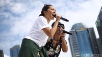Tak berhenti sampai disitu, kolaborasi Lala Karmela dan Slank semakin membuat pendukung Ahok-Djarot bersemangat.