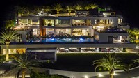 Ssebuah rumah yang terletak di Bel Air, California, Amerika Serikat (AS) menjadi salah satu rumah yang paling mewah disana. Rumah dibangun selama 4 tahun oleh 300 orang. Dan semua isinya dijual berikut furnitur dan mobilnya. Foto: Bruce Makowsky via CNBC