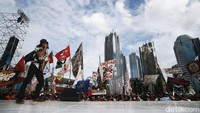 Salah satunya aksi panggung Slank yang sanggup membuat para pendukung Ahok-Djarot bernyanyi bersama. Slank juga membuat lagu khusus bertajuk Gue 2 sebagai bentuk dukungannya untuk Ahok-Djarot.