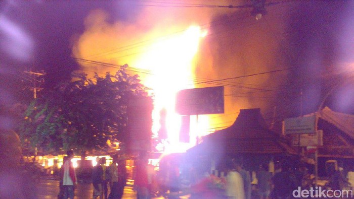 Kebakaran Pasar Krempyeng Gresik Padam, Petugas Lakukan Pendinginan