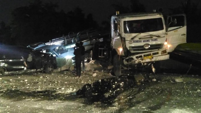 Truk Kontainer Tabrak 2 Mobil, Tol Tomang Arah Kebon Jeruk Macet