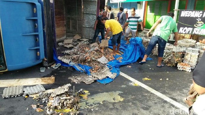 Truk Terguling, Muatan 3 Ton Telur Tumpah ke Jalan