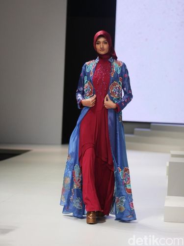 Shafira Padukan Sulam Bukit Tinggi dengan Mewahnya Swarovski di IFW