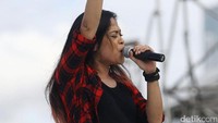 Tak mau kalah dengan Slank, Kikan ajak para penonton bernyanyi lewat suara merdunya yang khas.