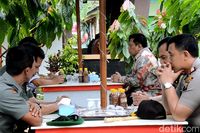 Pengunjung bisa menikmati coklat olahan secara langsung