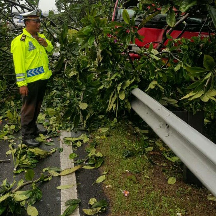 Truk BBM Tabrak Separator Jalan, Tol Cililitan Tersendat