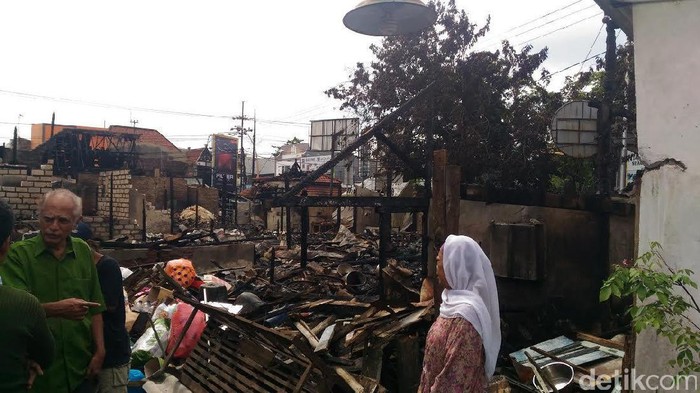 Pedagang Pasar Gresik yang Terbakar Merugi hingga Ratusan Juta