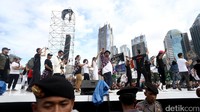 Satu persatu, deretan artis dan musisi ini naik ke panggung untuk menyapa para pendukung Ahok-Djarot.