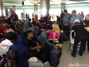 Bahagianya Penumpang KM Mutiara Sentosa I setelah Kapal Bersandar