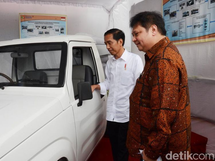 Senyum Jokowi Lihat Mobil Pedesaan