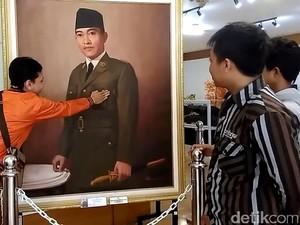 Pengunjung Nekat Pegang Lukisan Bung Karno Meski Ada Larangan