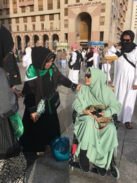 Foto: Momen Saat Dewi Sandra Menyapa & Selfie dengan Turis di Madinah