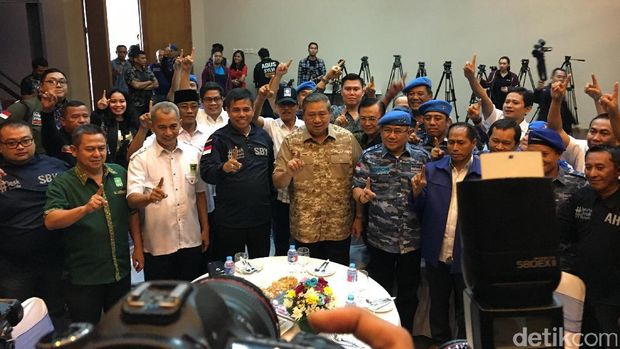 Ketum Partai Demokrat SBY menerima anggota DPRD DKI yang mendukung Agus-Sylviana, Sabtu (4/2/2017)